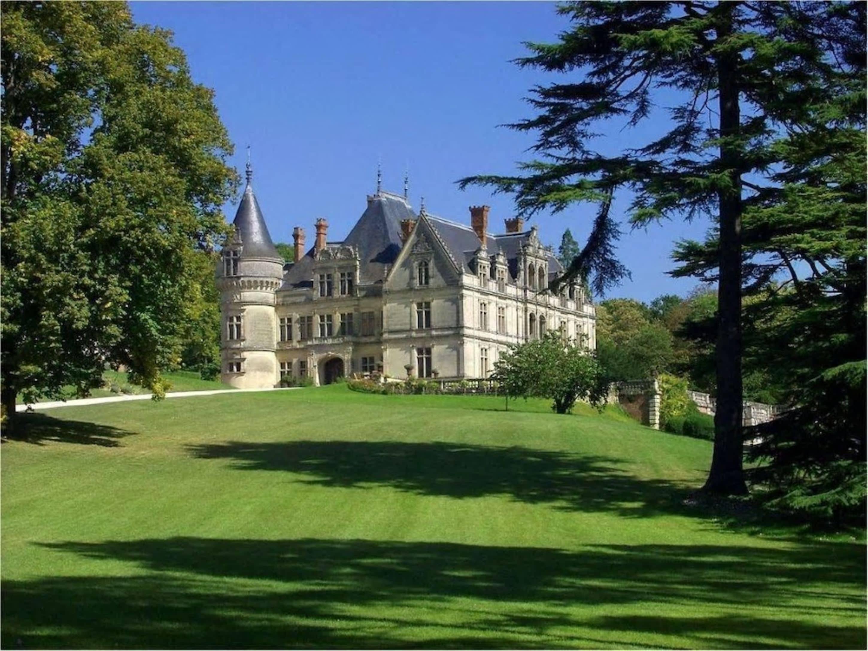4 Family Hotels Near Moncontour Vineyard for Easy Loire Access