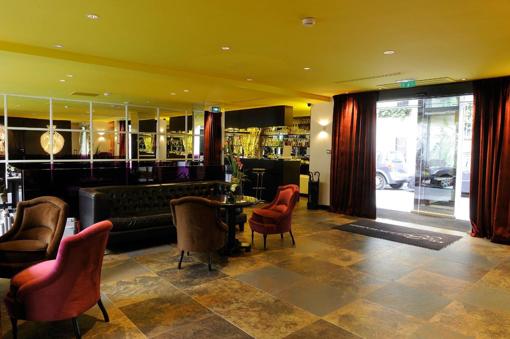 8 Romantic Hotels Near the Louvre That Deliver on Paris