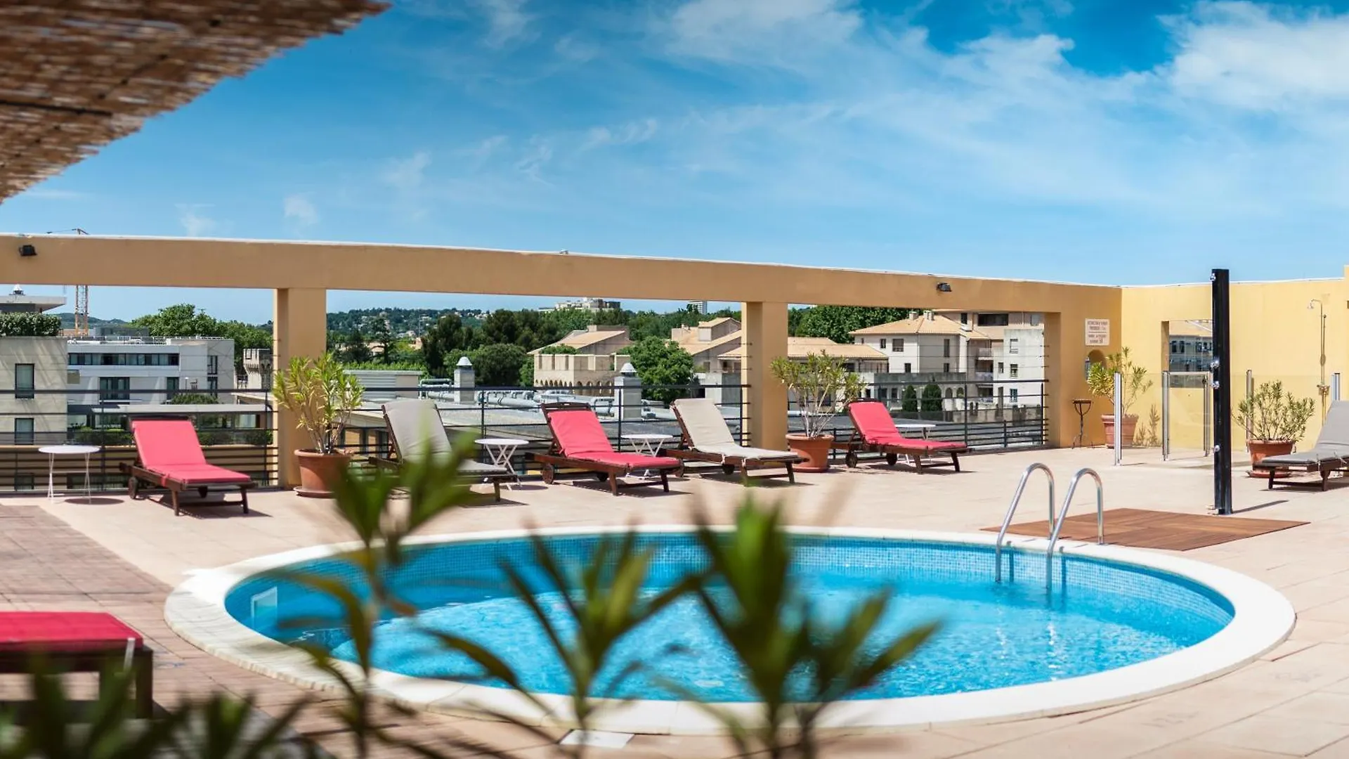 2 Luxury Hotels Near Pont Saint-Bénézet Worth Booking