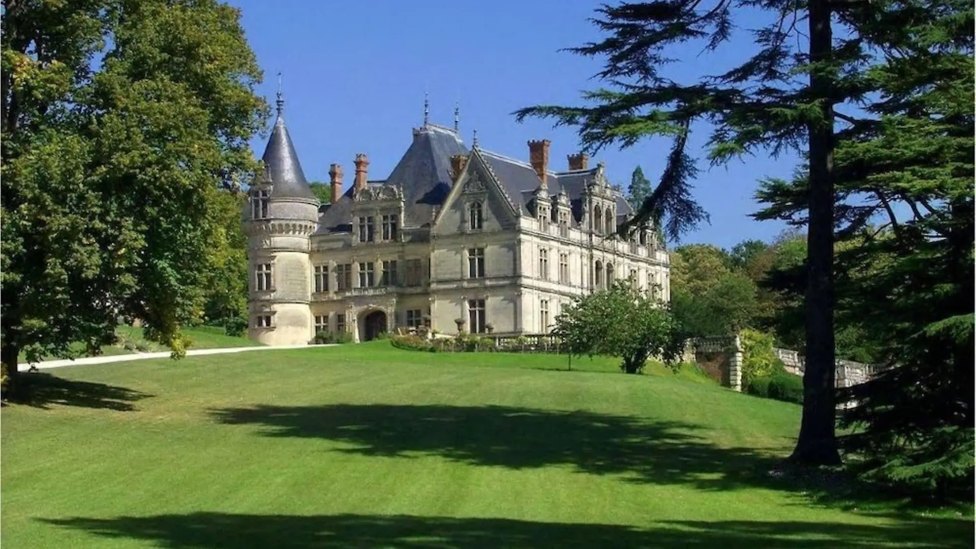 4 Family Hotels Near Moncontour Vineyard for Easy Loire Access