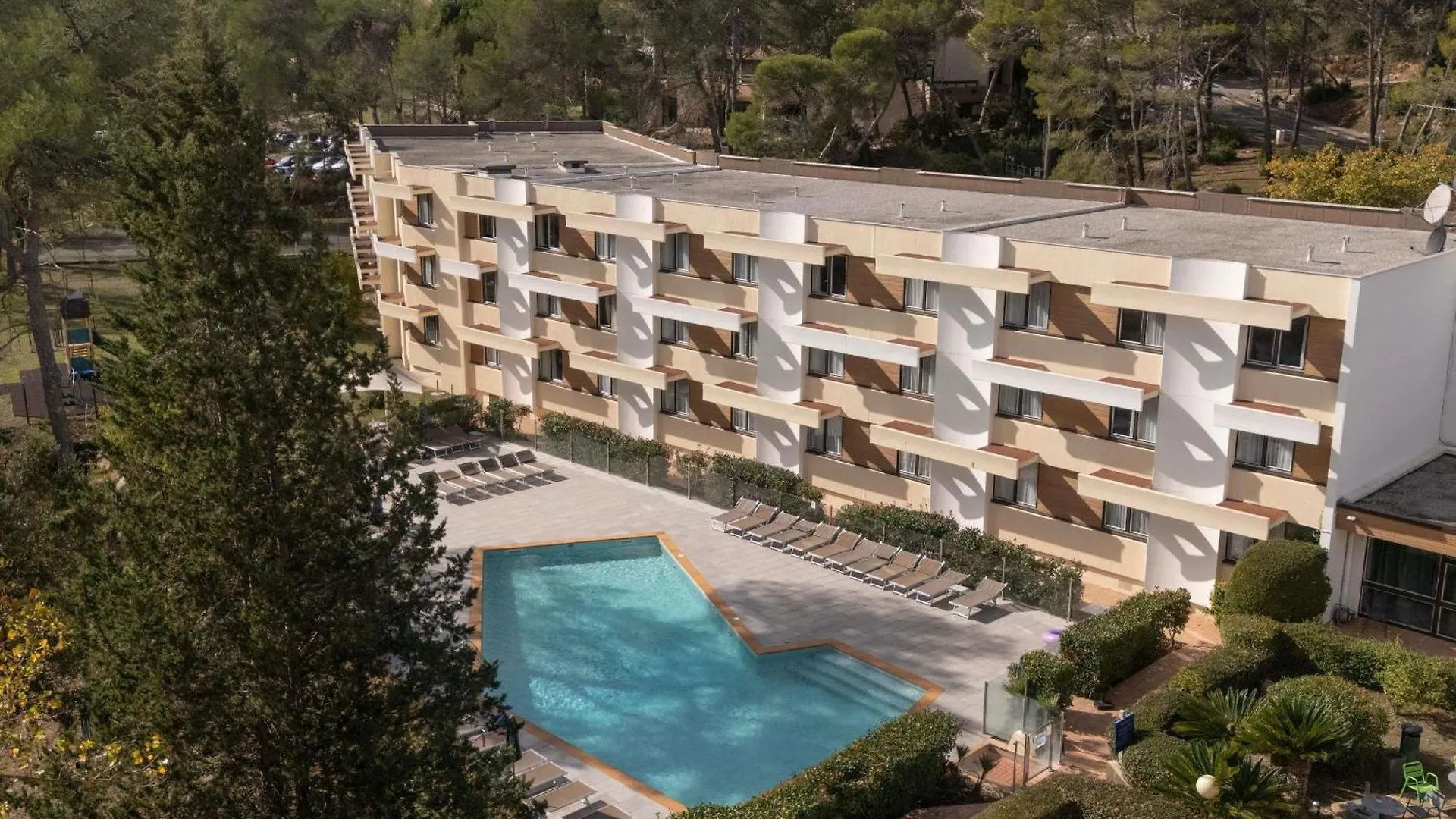8 Smart Resorts Near Eglise Notre Dame de la Mer Worth Booking